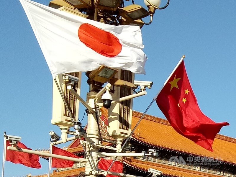  圖為中國國旗與日本國旗。（中央社檔案照片） 