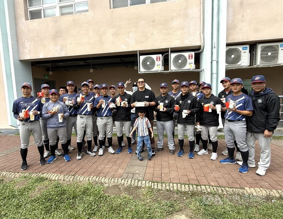 黑豹旗16強賽　張育成送麥當勞鼓舞興大附農學弟