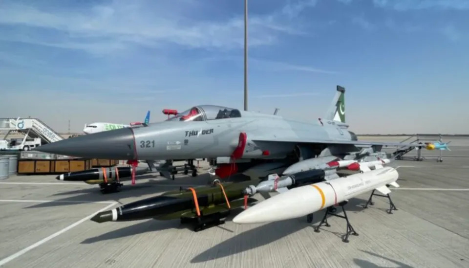  中巴共同研製的「梟龍」Block III 戰機成為杜拜航展焦點。 圖：翻攝自 騰訊新聞@邊解感 