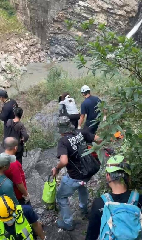 屏東獅王瀑布看風景遇岩壁崩落 3人受傷送醫
