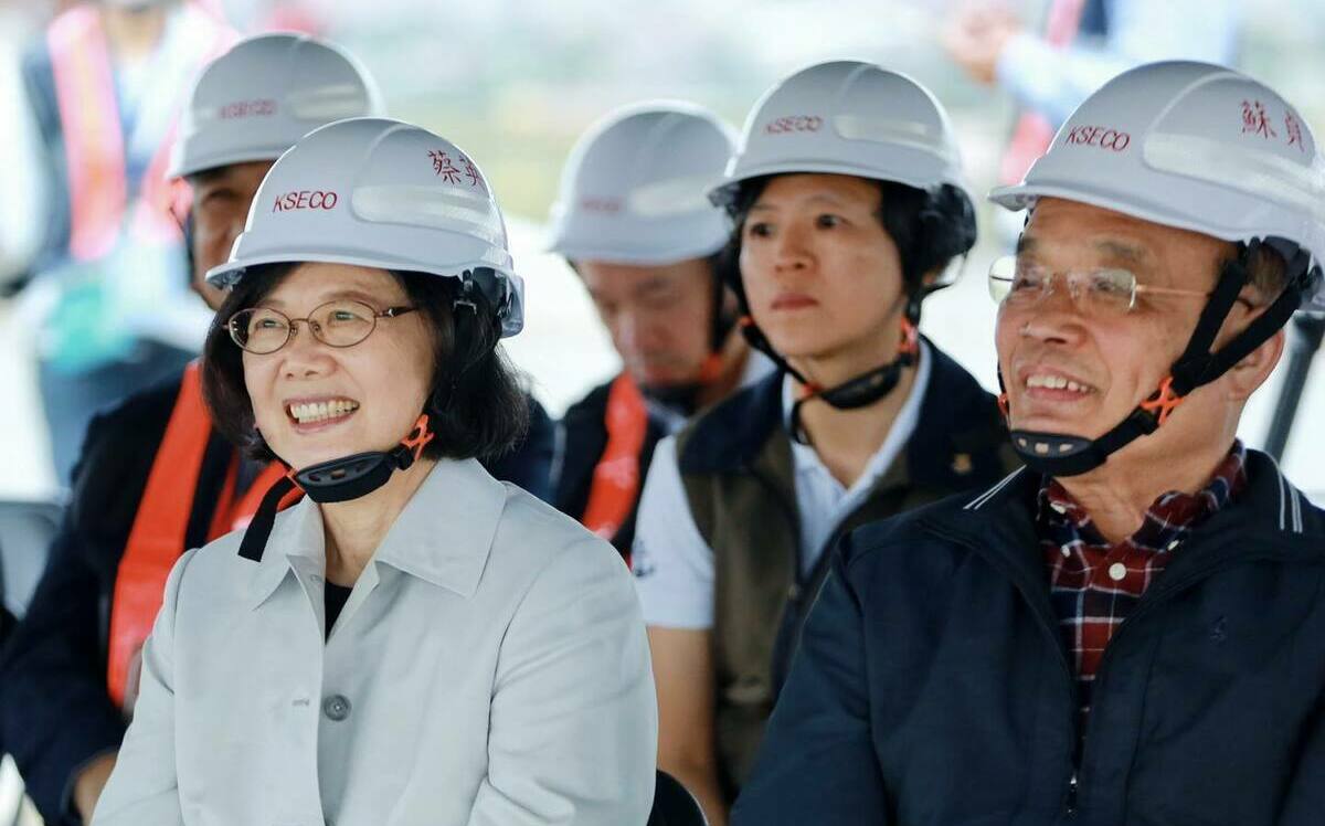 與蘇貞昌參觀淡江大橋 蔡英文：中央、地方的合作典範 