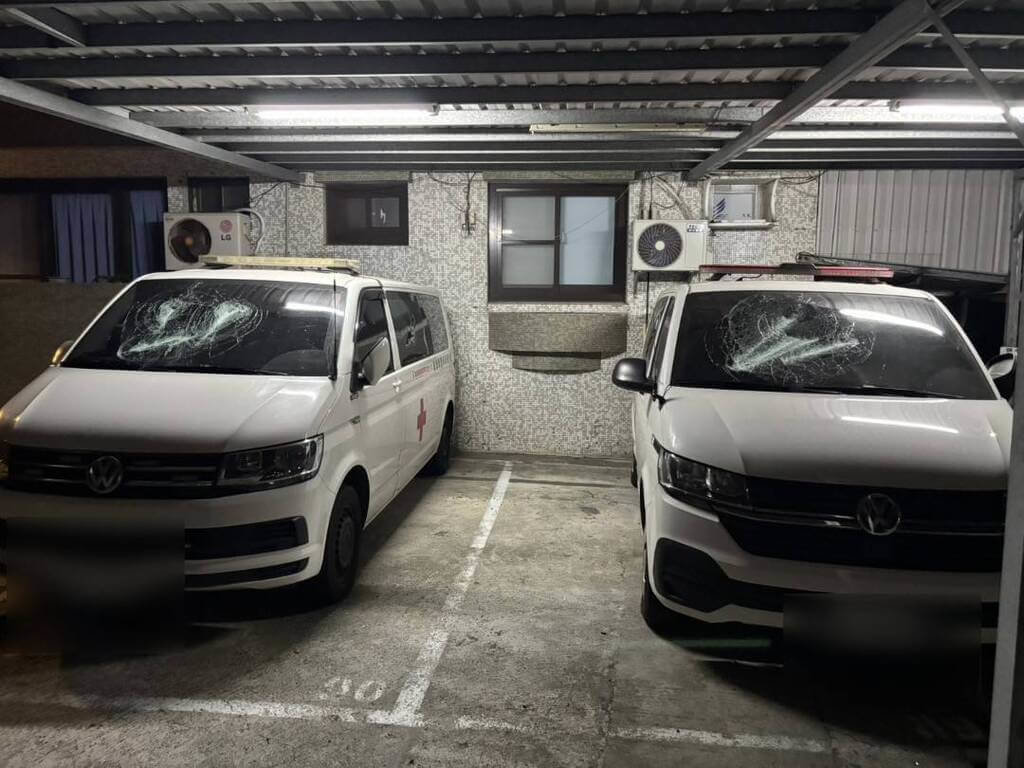 2男闖恆春旅遊醫院砸救護車　警：疑殯葬業者糾紛