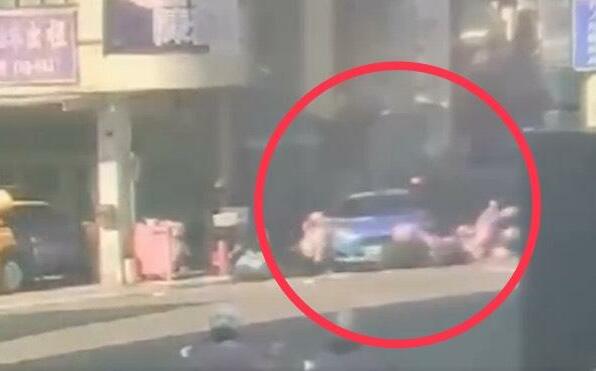 (影)高齡駕駛釀禍！ 75歲翁「操作不當」直撞機車紅燈停等區 