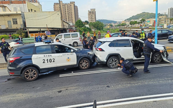 桃園爆發警匪追逐！毒販二度衝撞 20餘警開槍成功逮人