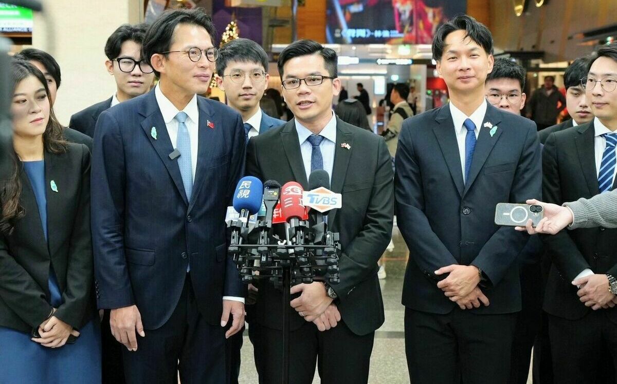 隨黃國昌訪日 吳皇昇獲徵召參選中市議員機率大增