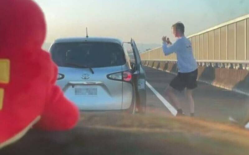 國道塞車 老外竟下車跳舞！後方駕駛傻眼：是不是喝醉了啊