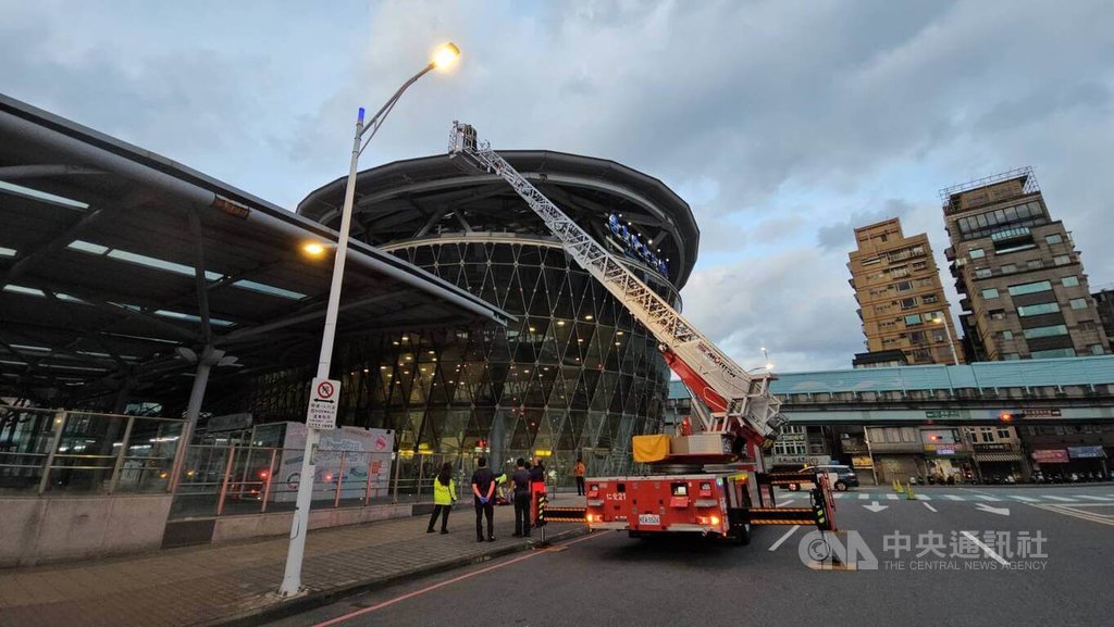 通緝犯拒檢飆駛鐵軌百公尺爆胎 疑攀基隆火車站墜棚