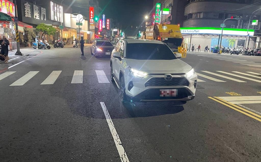 高雄女行人闖紅燈過馬路遭撞！駕駛恐吞3萬6罰鍰＋吊扣駕照