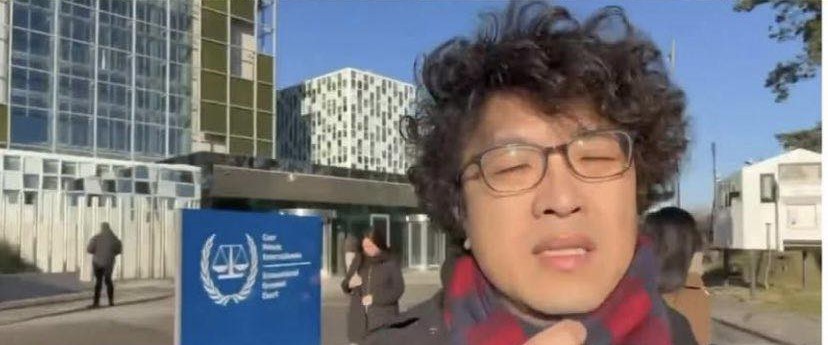  沈伯洋於荷蘭海牙國際刑事法院前，似是對中國通緝的回擊。圖：翻攝自 X《MR.486》