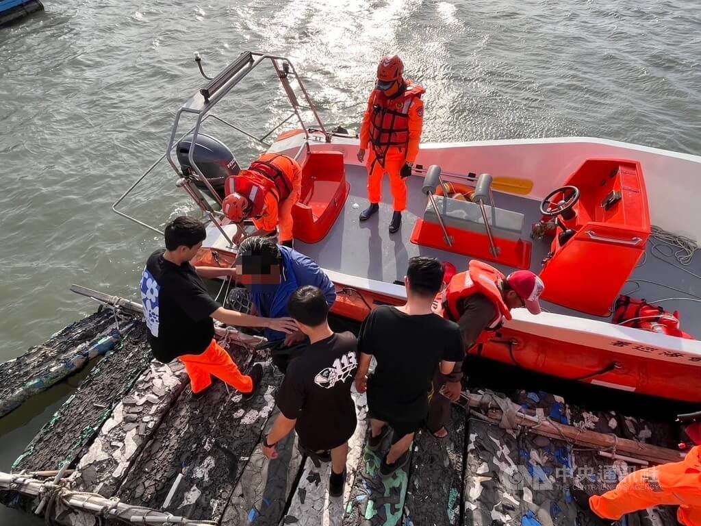 嘉義東石海域漁船擱淺　海巡迅速出動成功救援