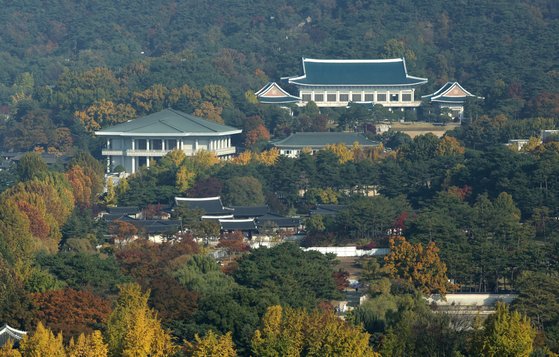 有說法表示所謂「詛咒」實為韓國裙帶主義和腐敗橫生的結果。圖：翻攝自 X《x이대남》