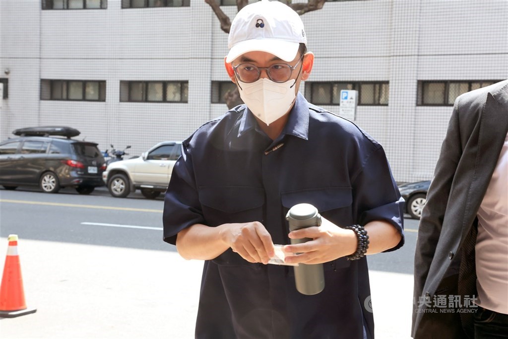 黃子佼開車撞傷女騎士涉肇事逃逸　新北檢起訴