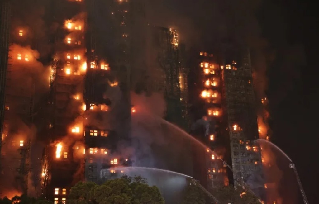  香港新界大埔屋苑「宏福苑」11月26日下午發生重大火警事故。 圖：翻攝香港中通社 