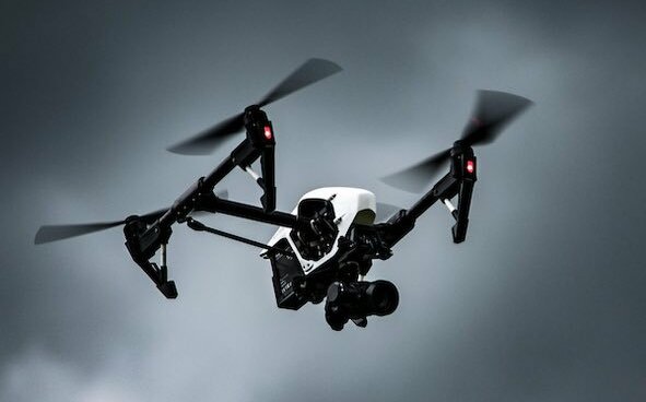 信義區亂飛無人機 攝影師遭重罰30萬！股票被查扣急繳清