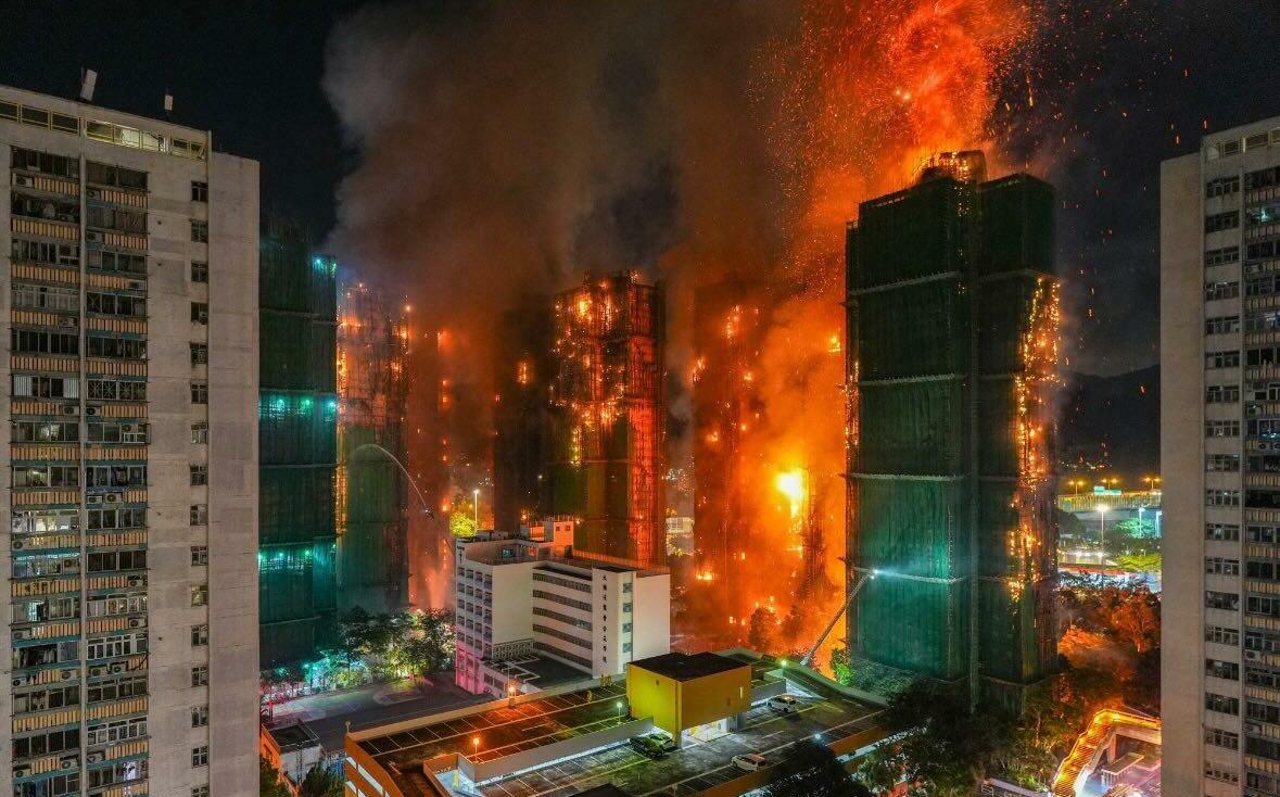 香港宏福苑大火吞噬整棟樓！台灣消防員看了也絕望：樓梯間煙囪效應宛如煉獄