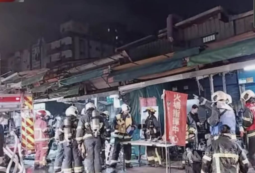 北市萬華區火警 警消救出受困男民眾送醫