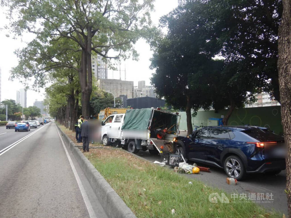 台中西屯垃圾車遭撞 2清潔隊員受傷送醫