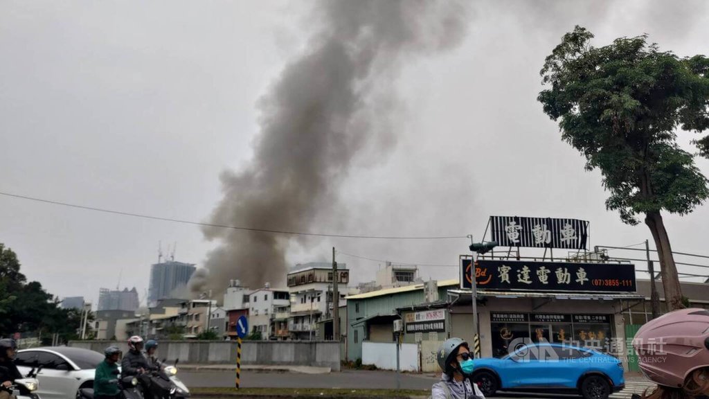 高雄烤漆工廠冒濃濃火煙 消防出動26車灌救中