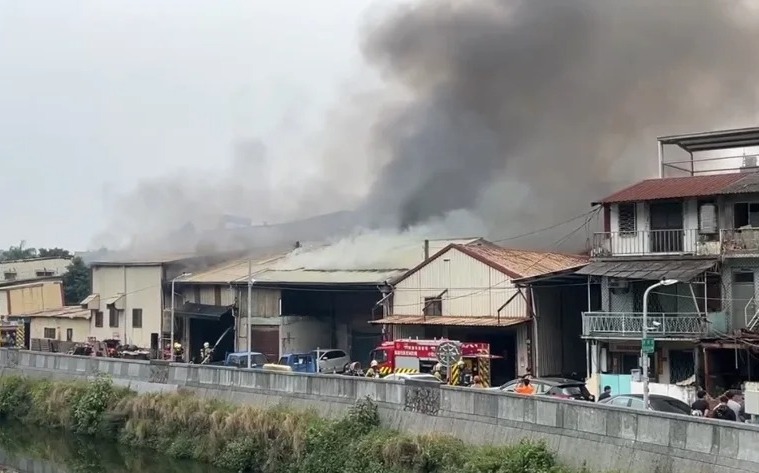 高雄鐵皮工廠大火狂燒！出動32車70人滅火 疑施工不慎釀禍