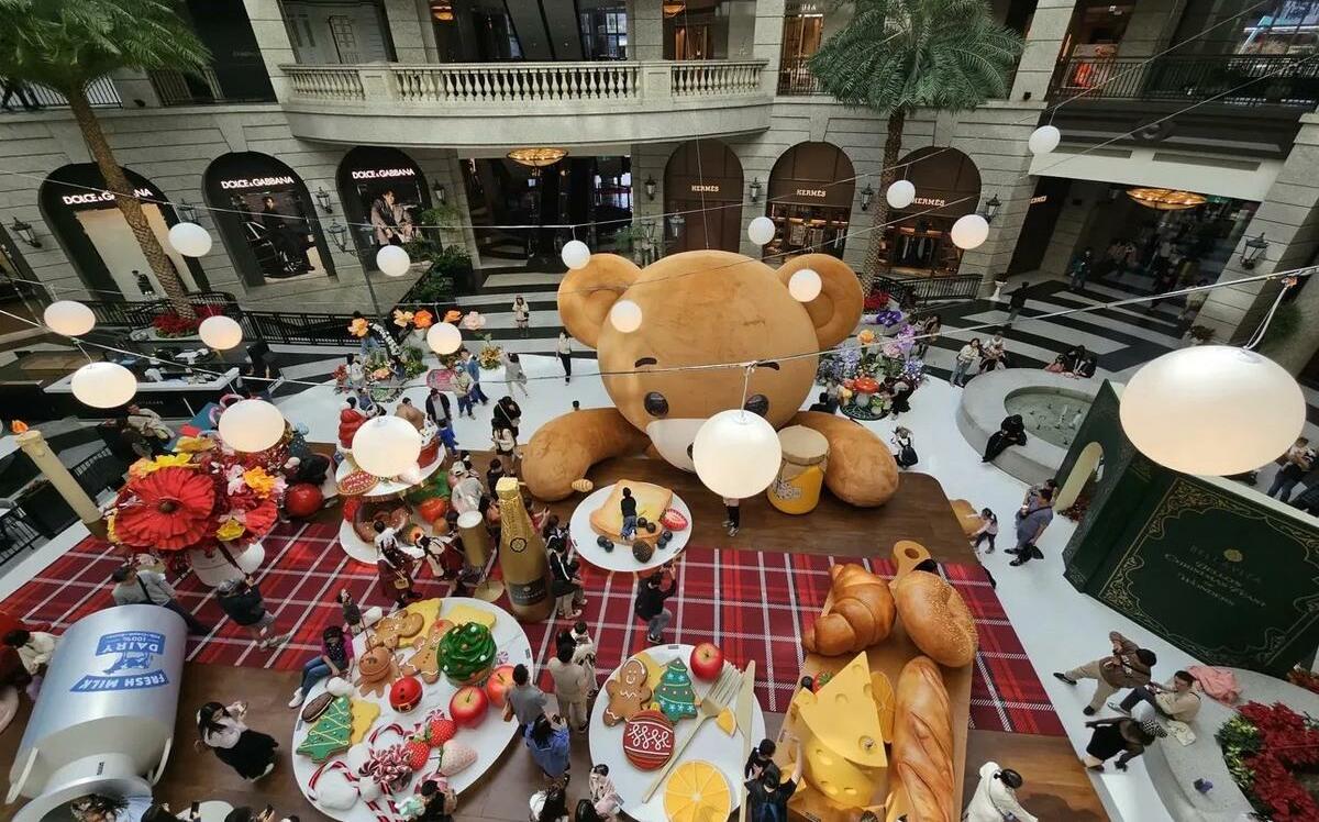 信義百貨聖誕裝置開幕就失序!民眾瘋拍照攀爬亂象 網驚:很誇張