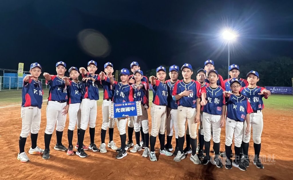 災情重創球場　光復國中球員當鏟子超人救器材