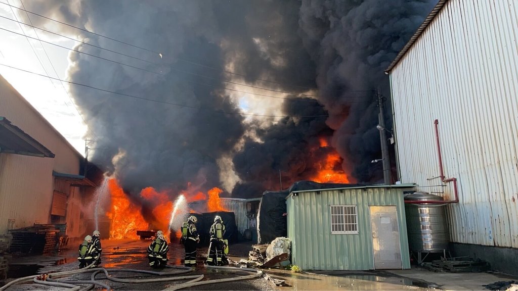 桃園蘆竹工廠大火濃煙竄天　市府提醒關窗少外出