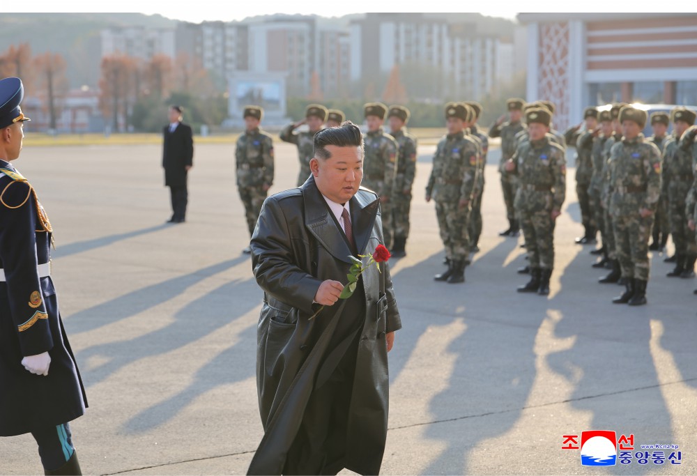  金正恩當天除了出席飛行示威之外，也出席紀念報告會、演出與國防部舉行的紀念宴會。 圖：取自 朝中社 