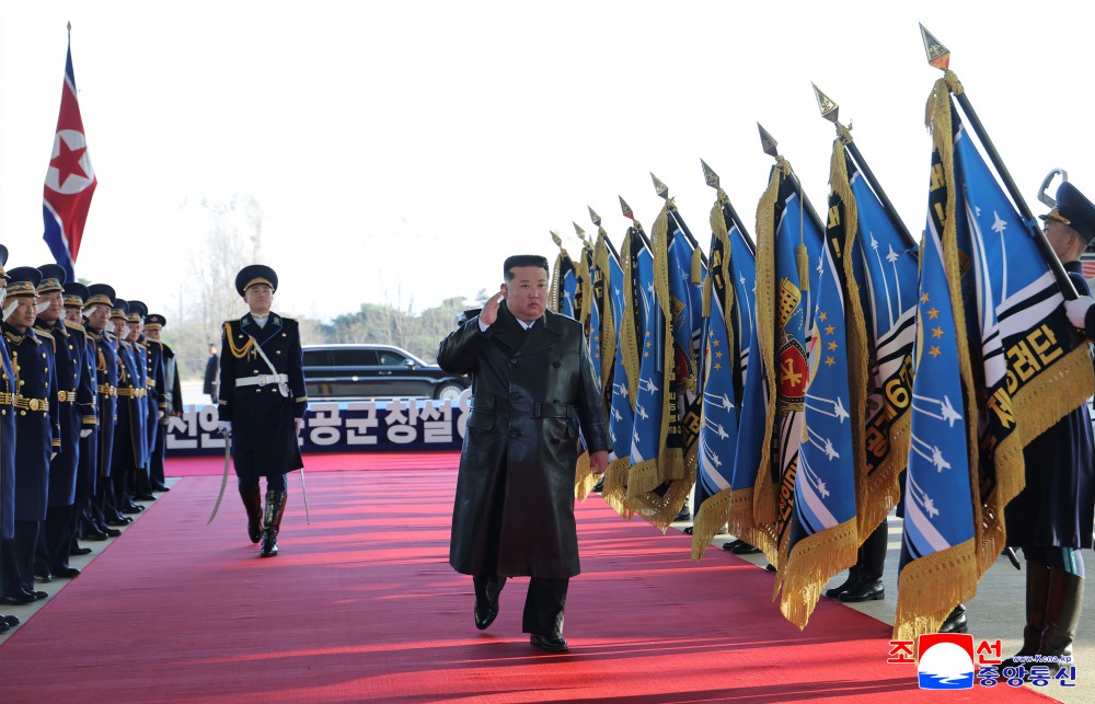  金正恩攜女兒金主愛一同出席，全程觀摩飛行表演、發表紀念講話，並向空軍部隊交付「新的重大任務」。 圖：取自 朝中社 