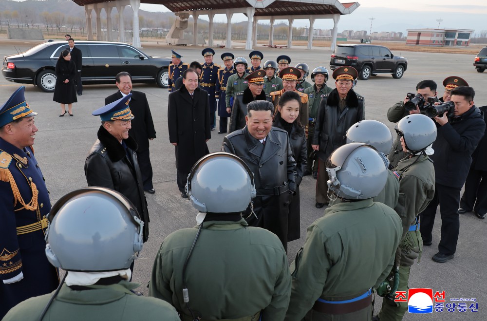  金正恩攜女金主愛出席北韓空軍80周年活動。 圖：取自 朝中社 