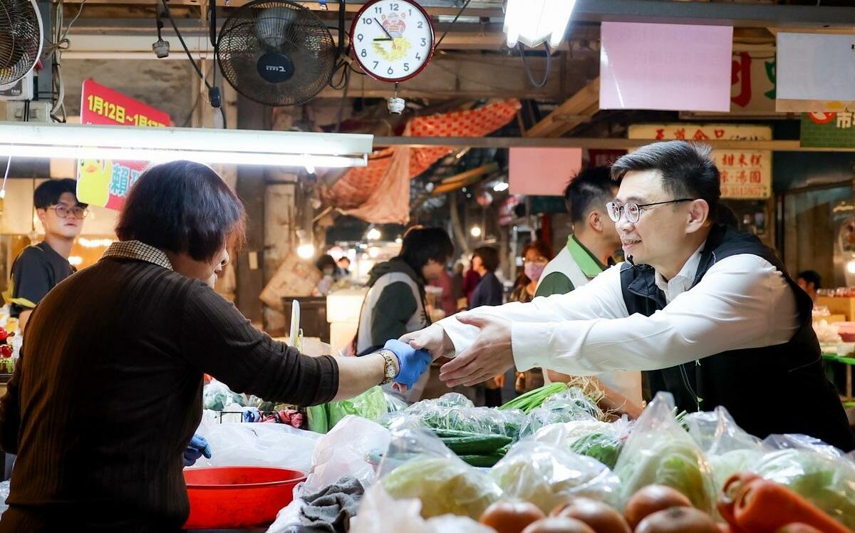 一天三市場勤走基層聽民意   賴瑞隆：貼近市民爭取最大支持