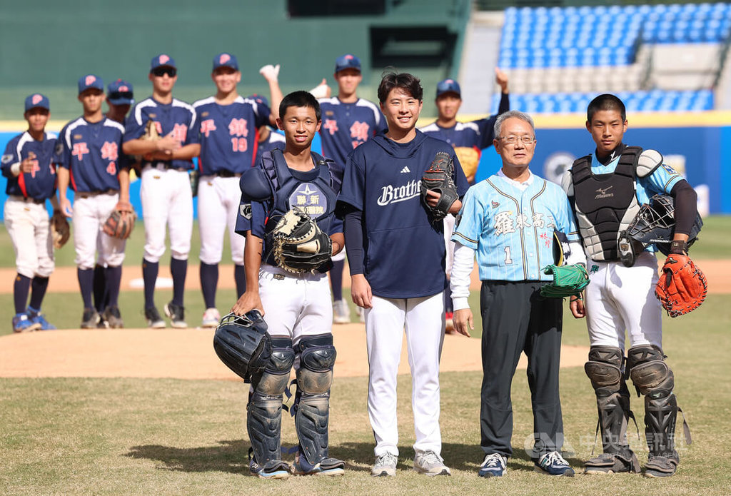 伍立辰黑豹旗開球圓兩個夢　參與歐力士秋訓有收穫