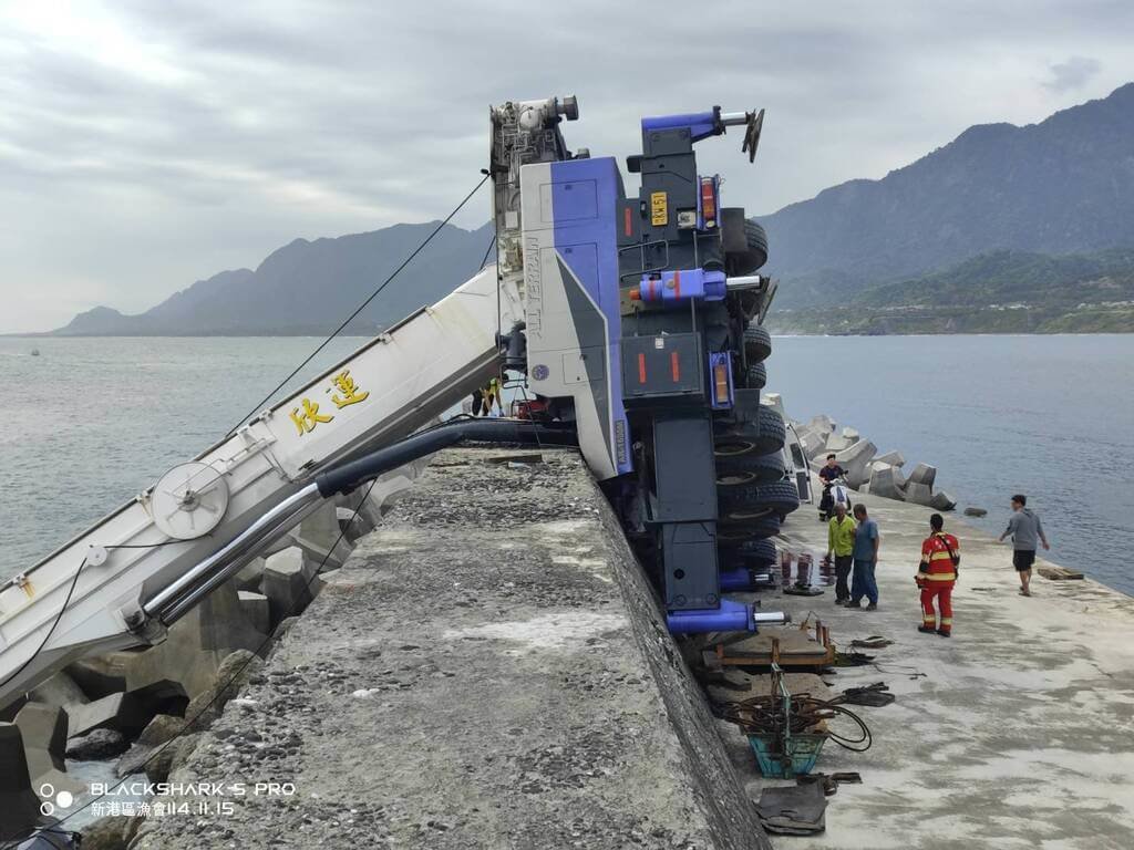 台東成功漁港大型吊車翻覆　釀1死1傷