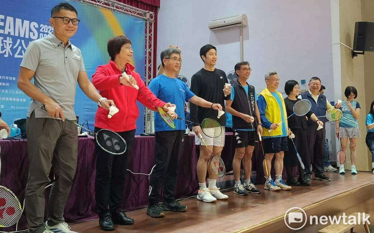 (影)司儀喊了大半天才亮相 周天成先要粉絲放下手機