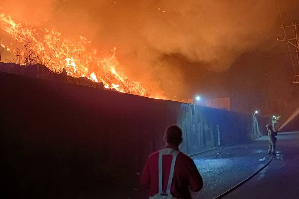 台南安南區城西掩埋場冒火 20公尺高垃圾堆燃燒