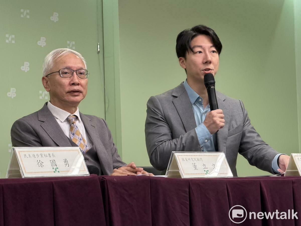  民進黨發言人吳崢（右）、國策研究院顧問董立文（左）。 圖：高逸帆／攝 