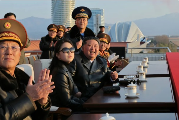  金正恩與金主愛也一起觀賞北韓空軍的表演。 圖：翻攝自 騰訊網 直新聞 