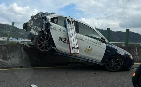 台68線警車處理掉落物遭貨車追撞!2名員警腦震盪送醫