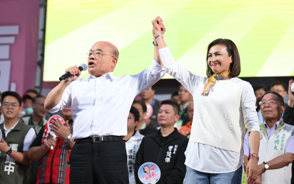  蘇貞昌(左)造場大會表態力挺邱議瑩(右)。 圖：邱議瑩競選總部/提供（資料照） 