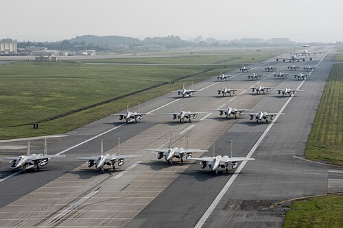  美國空軍戰機在沖繩嘉手納基地大象走路。 圖：取自維基百科　U.S. Air Force photo by Senior Airman John Linzmeier　Public Domain 