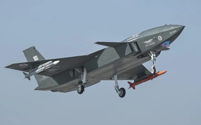 土耳其無人戰機「紅蘋果」成功發射空對空導彈擊落目標 實現全球首例視距外獵殺