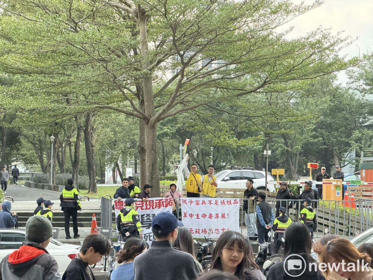  新黨拋衛生紙鬧民進黨 圖：高逸帆／攝 