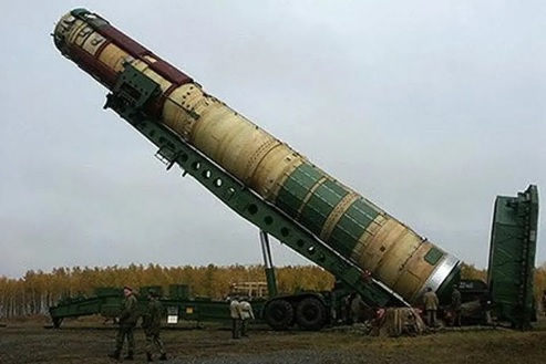 俄羅斯於去年 11 月再次舉行新型洲際導彈 RS-28 「薩爾馬特」的試射活動，但又遭遇失敗，導彈發射井與周邊設施盡數遭到炸毀。 圖：翻攝自 騰訊網 地球村的故事 