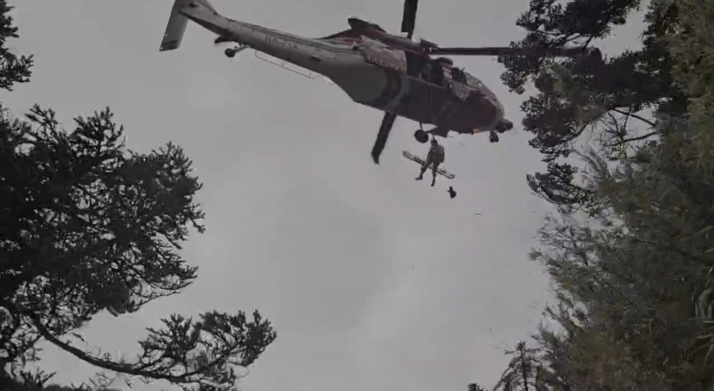 退休校長登玉山失聯身亡　空勤吊掛遺體交家屬
