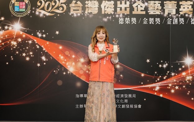 「德榮獎」副主委賀令佩感謝林沛珍理事長在幕後的付出與堅持，讓本屆活動帶來前所未有的感動與啟發。(圖：台灣美學文創發展協會/提供)