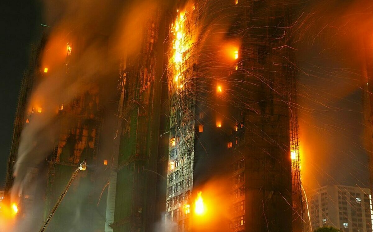 (影)香港大火非意外？宏福苑「兩個火點」相距遠 疑案情不單純