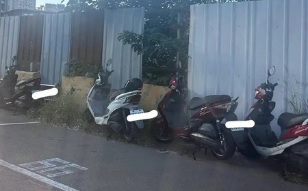 新竹機車為省停車費亂停汽車格! 網轟:那邊超多沒水準的人
