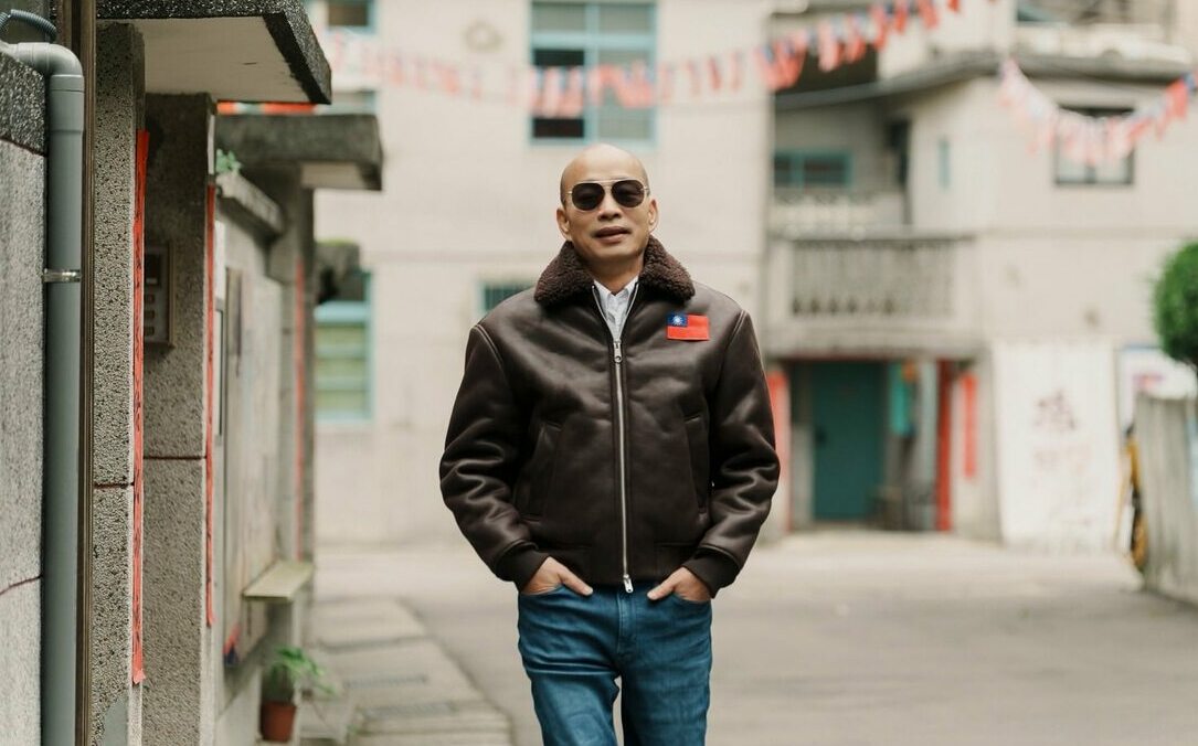 辣個男人出寫真！韓國瑜桌曆定價498元  圈粉敲碗國旗外套