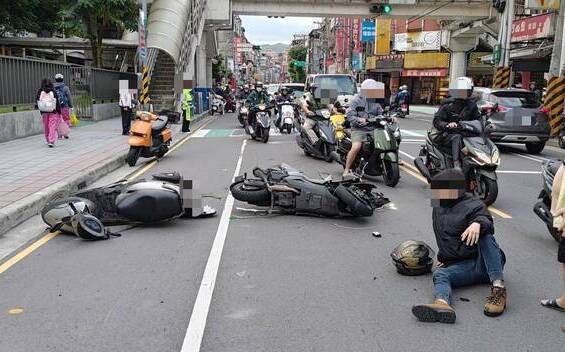 載孫女校門口跨雙黃線迴轉被撞飛!3人受傷送醫