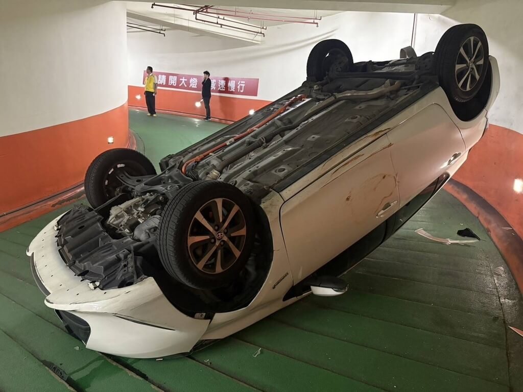 桃園女停車場下坡擦牆翻車 四輪朝天畫面引熱議
