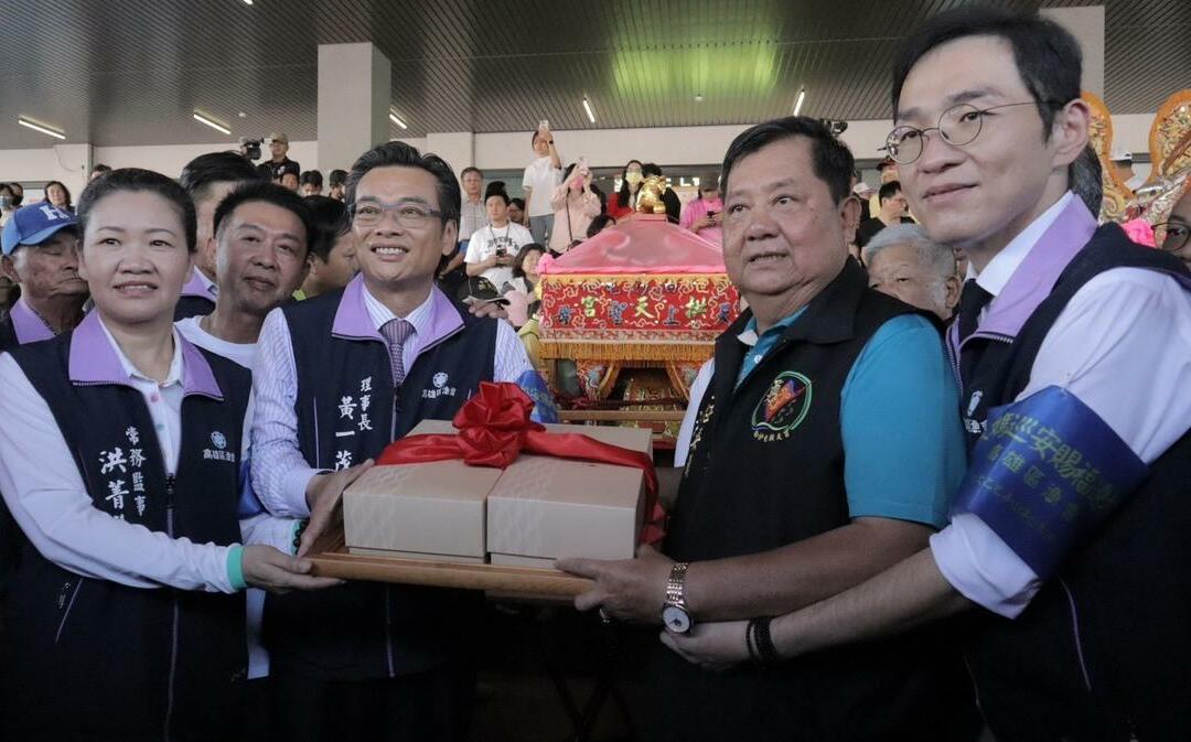 白沙屯媽祖遶境抵前鎮漁港 祈福首站由高雄區漁會出發